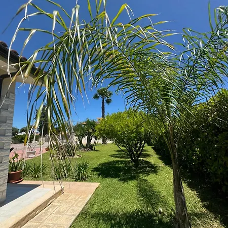 White Rock House بيت ضيافة *