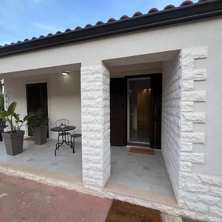 Guest house White Rock House Fontane Bianche